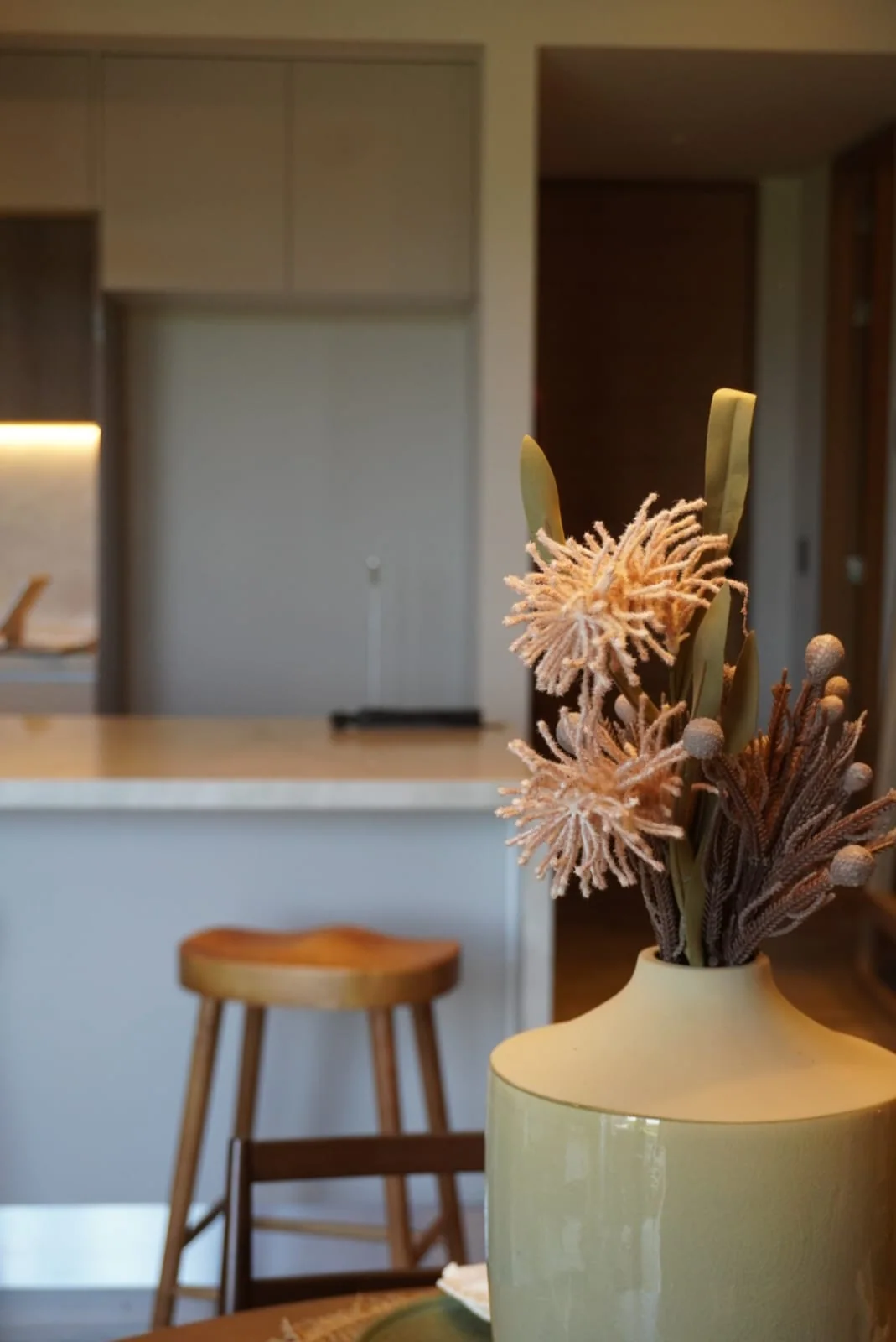 Cocina con barra de madera y bancos, proyecto Departamento Muestra