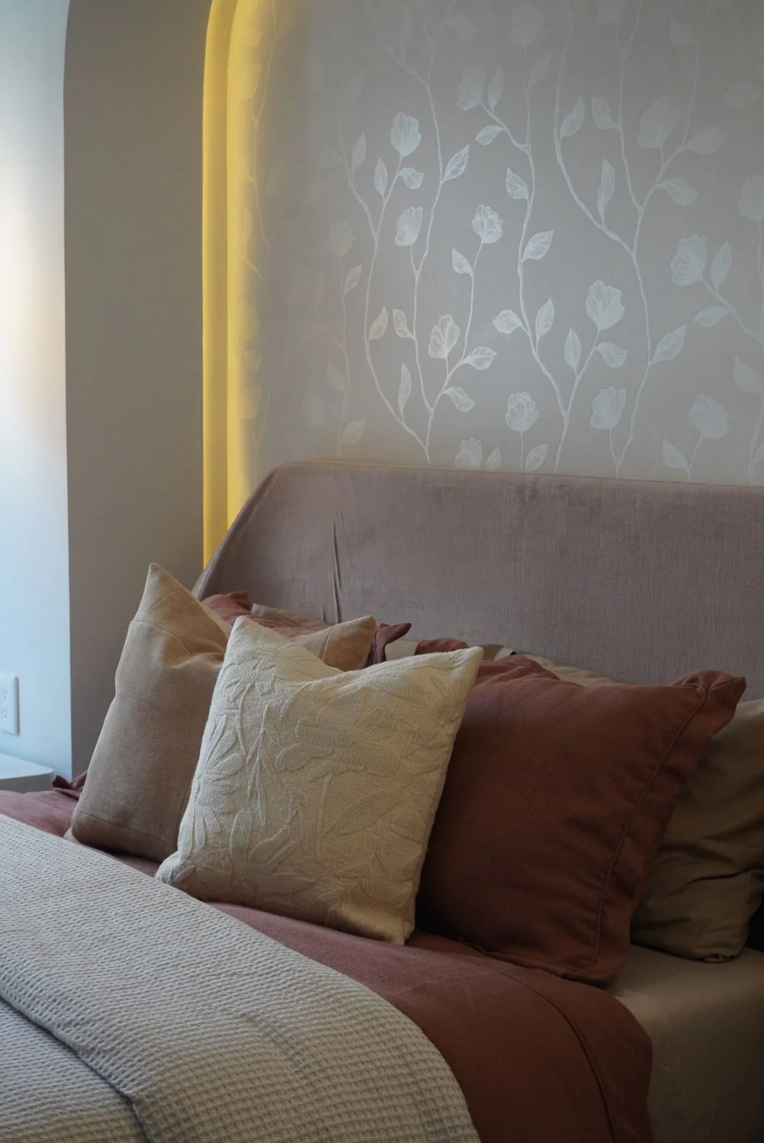 Recámara de Casa Rinconada con textiles cálidos y papel botánico