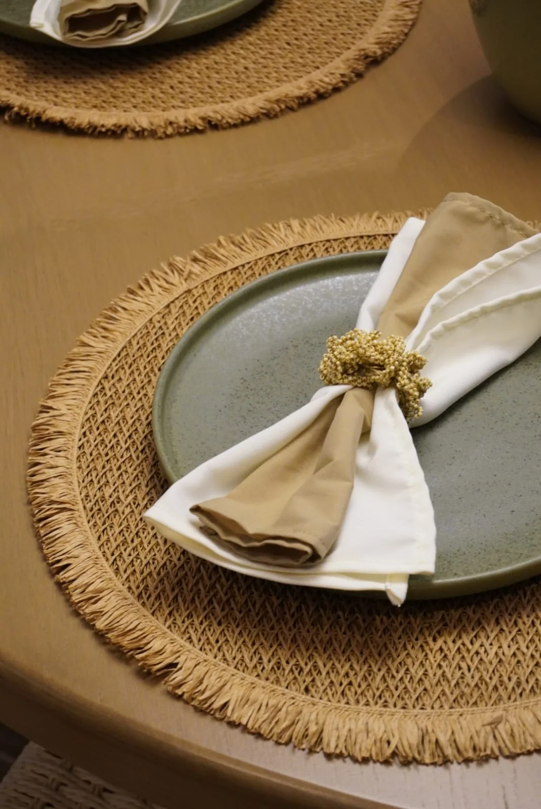 Mesa con textiles de fibras naturales, vajilla y detalles de madera